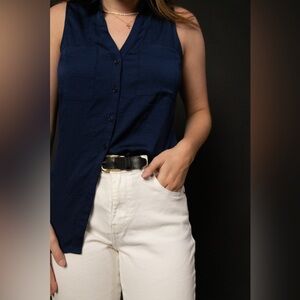 XS Navy EXPRESS women’s sleeveless button up. Silky material. Business attire.